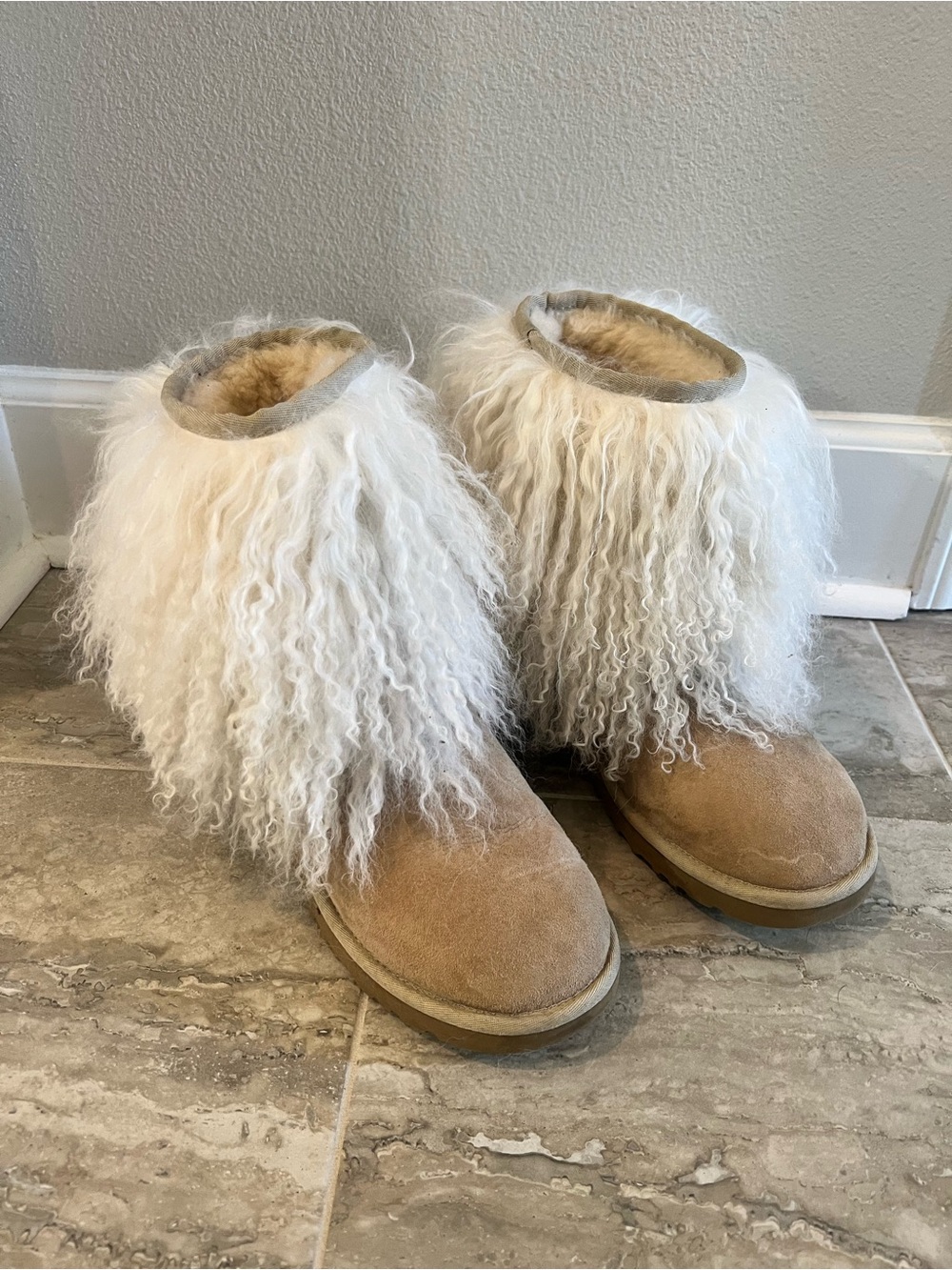 UGG Women's Lida Boots, soft tan w/Mongolian sheepskin cuff sz,8